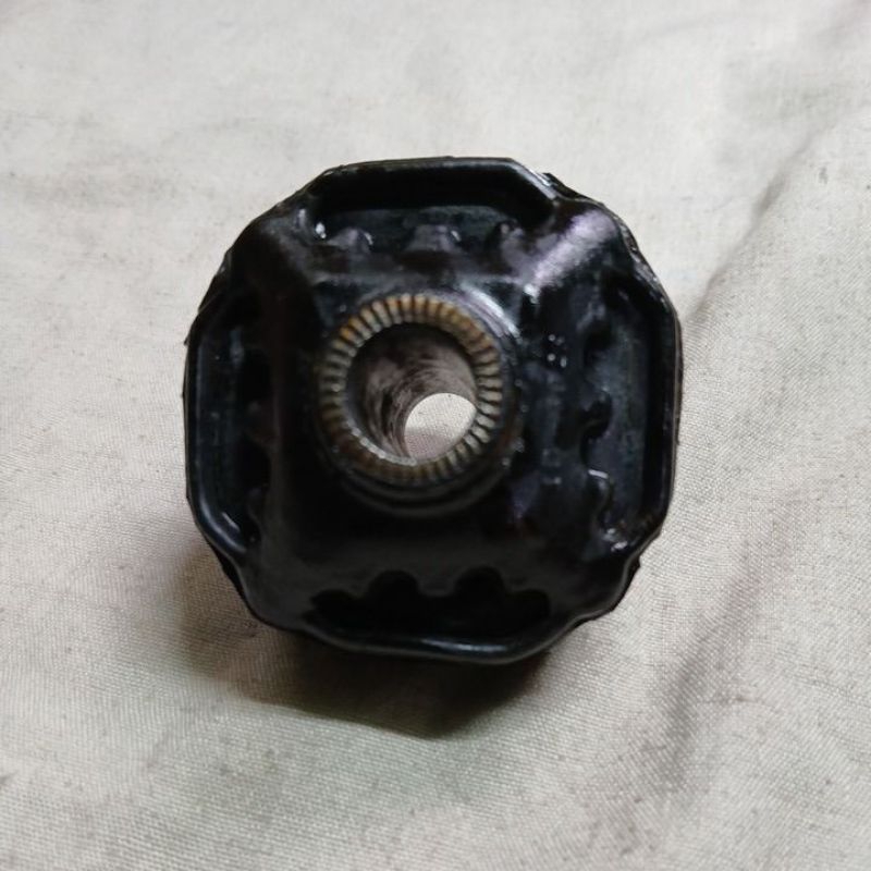 insulator mounting daihatsu charade CX winner