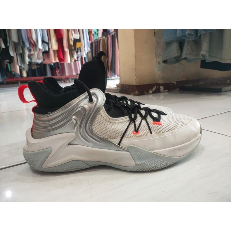 Sepatu Basket Qiaodan size 44
