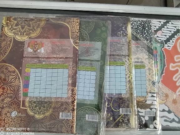 

MURRRMERRR KERTAS SAMPUL BUKU BOXY MOTIF BATIK BELI 12 PCS GRATIS GOODIE BAG SEDANG