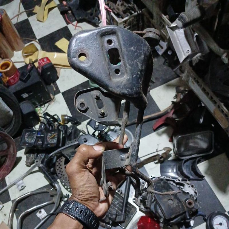 breket lampu depan dudukan lampu depan gl max original copotan