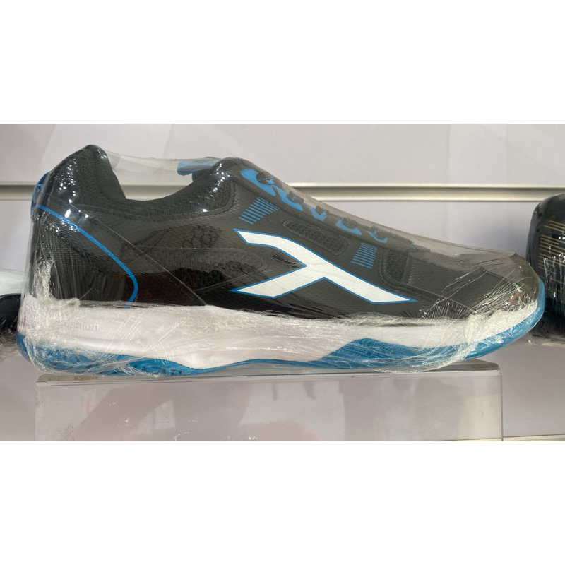 sepatu badminton hundred Raze
