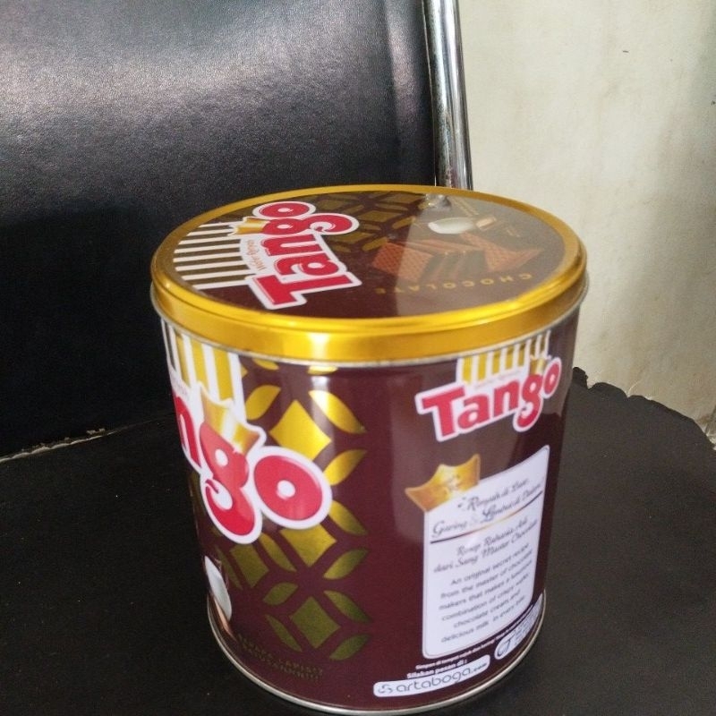 

kaleng bekas tango wafer renyah chocolate 280 gr hanya kaleng saja tanpa isi cookies kondisi bagus good condition 280gr biskut wafer bentuk bundar bulat tabung wadah tempat