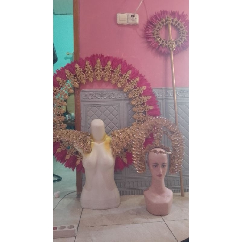 mahkota sayap dan tongkat maskot karnival