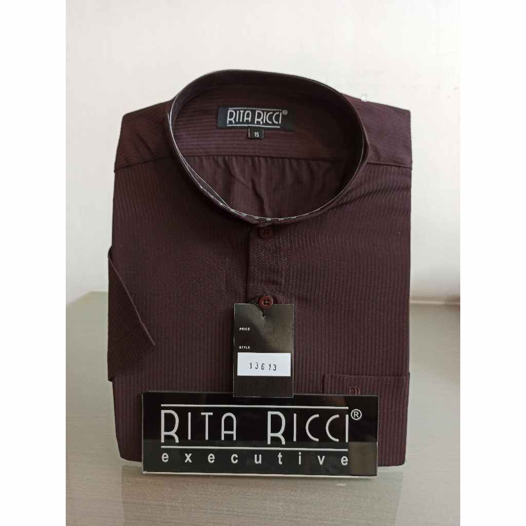 Kemeja Pria Rita Ricci Reguler kerah koko motif dolby garis warna coklat tua lengan panjang dan pend