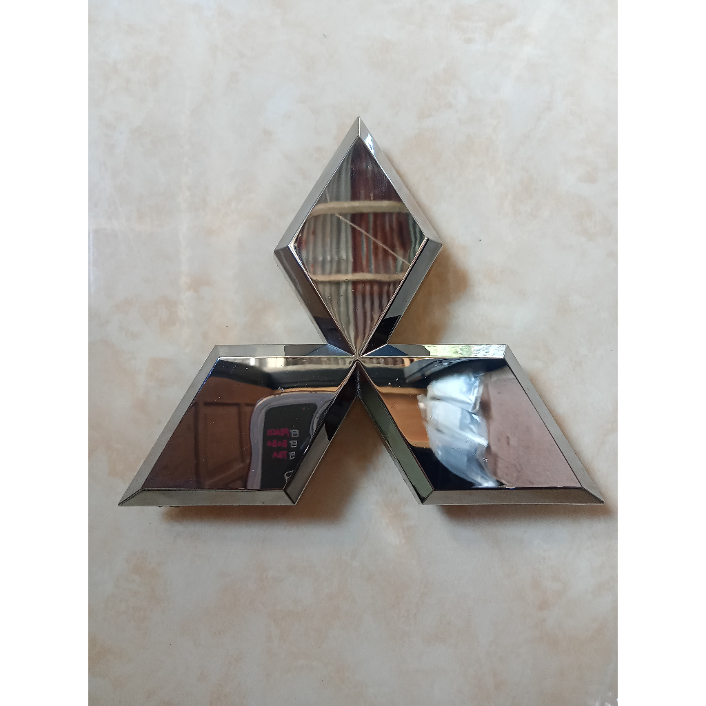Logo grill depan mitsubishi pajero sport xpander ori
