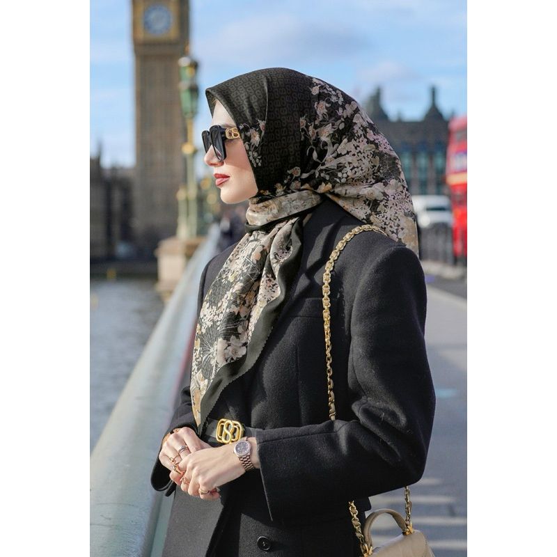 BUTTONSCARVES BRITISH 2 SQUARE ROYAL GUARD BLACK NEW BUKAN SECOND PRELOVED BEKAS BALIKPAPAN SAMARIND