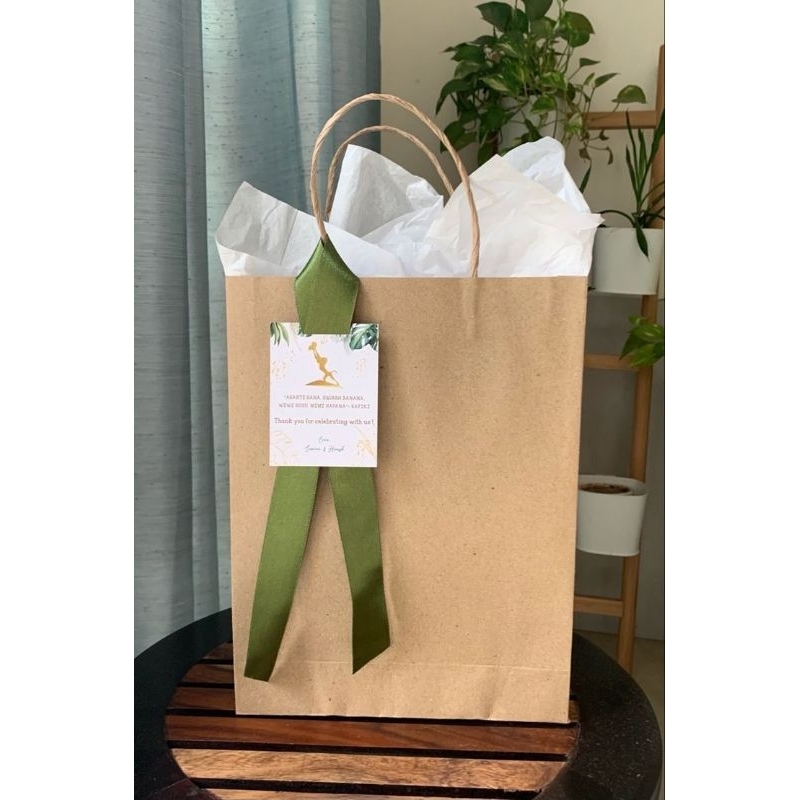 

Paper Bag packing req kado lengkap dengan pita & kartu ucapan