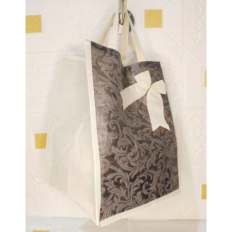 

TAS HAJATAN SPUNBOND PITA EMBOS SILVER Ukuran 22 x 22.TAS KOTAK NASI/TAS KUE/TAS ULTAH/TAS PARSEL/TAS SOUVENIR/GOODIE BAG