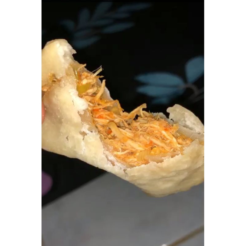 

cireng isi ayam suwir pedas satu pack