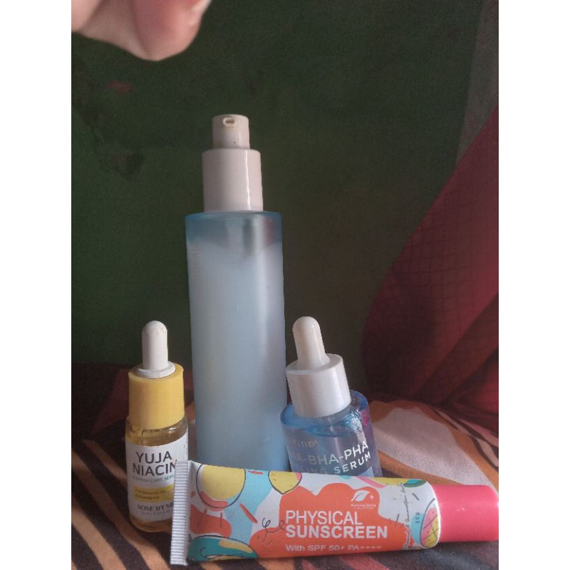 preloved skincare •Moisturizer Hyalucera •Some by mi yuja niacin •Azarine peeling serum AHA BHA PHA 