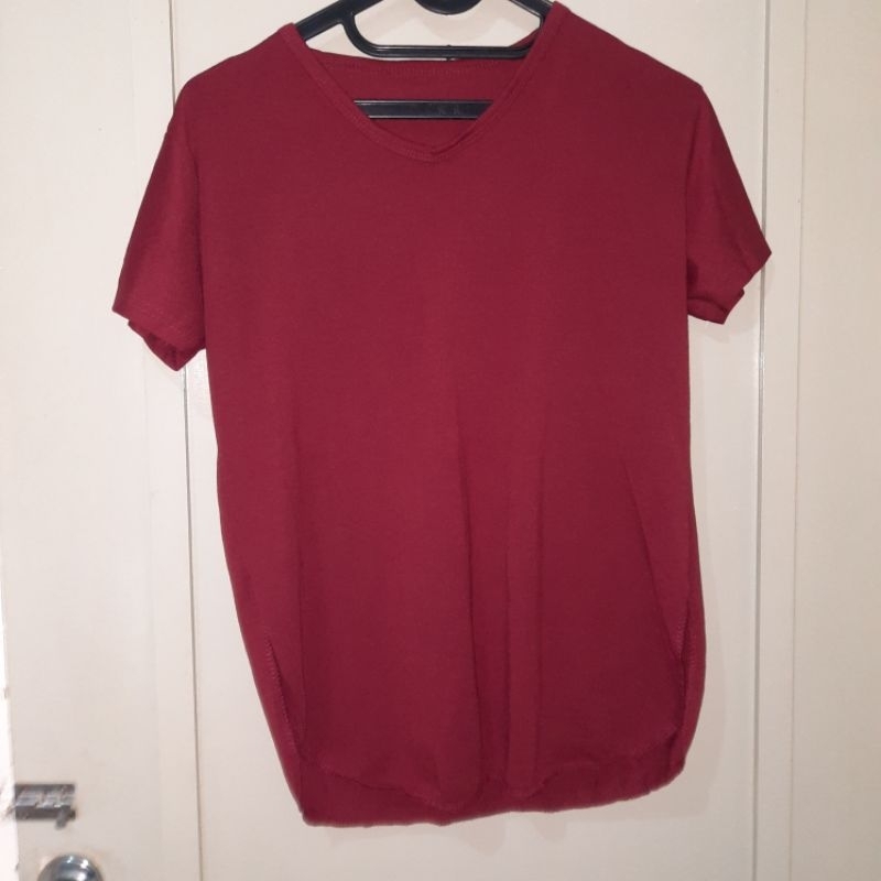 Kaos lengan pendek wanita warna merah maroon