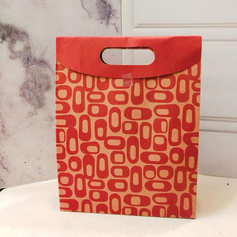 

PAPER BAG TUTUP MOTIF BATIK 32x25x9cm. 1 PAK ISI 12pcs