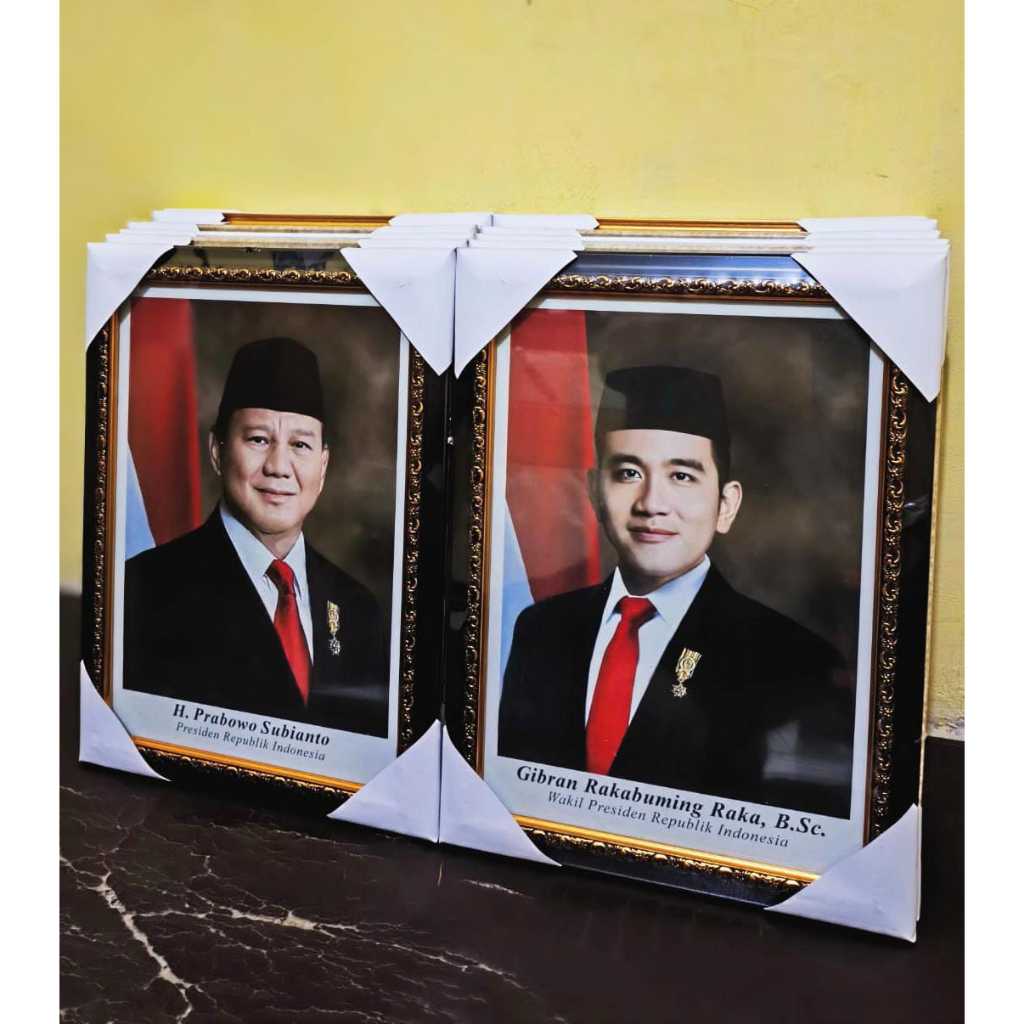 

PIGURA DAN GAMBAR PRESIDEN DAN WAKIL PRESIDEN periode tahun 2024-2025 UKURAN 10RS (30*40cm)