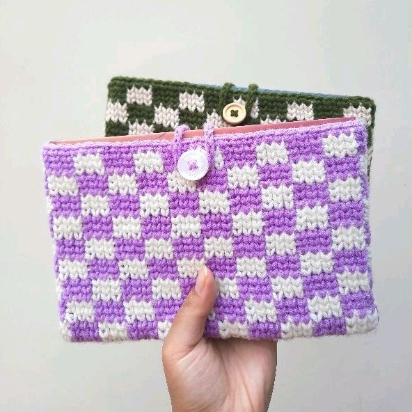 

Crochet Book Sleeve / Sarung Buku ( Checkered / Squares )