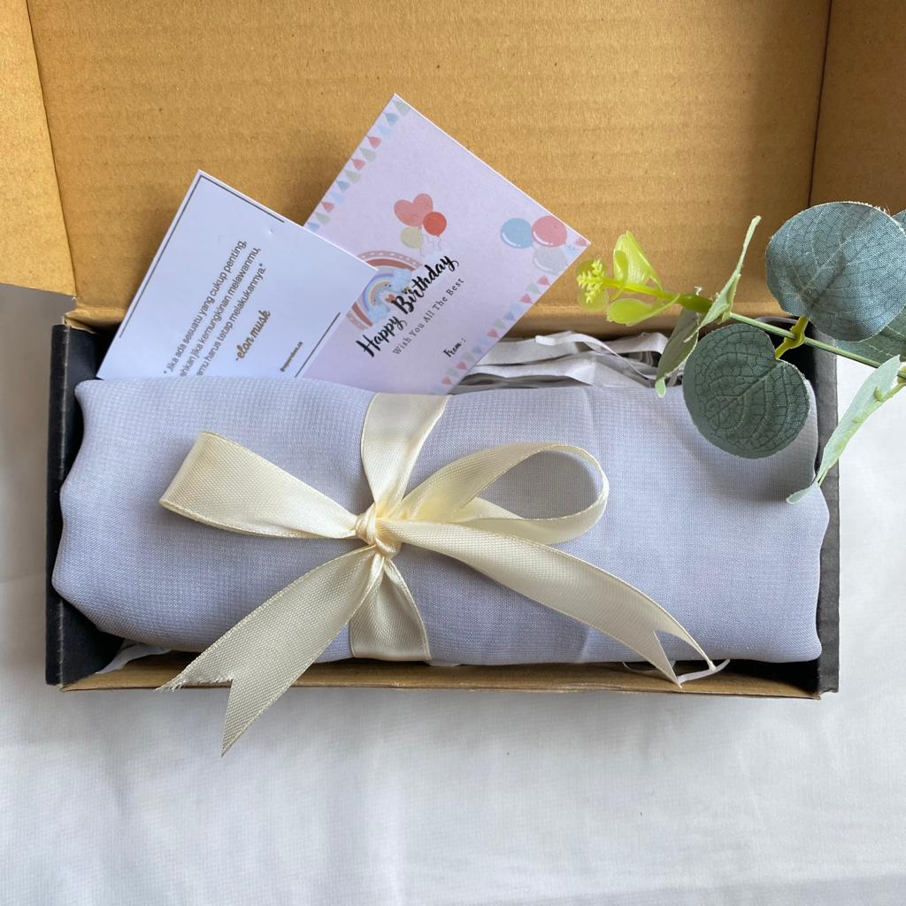 

Hampers hijab bella square/kado graduation ulang tahun