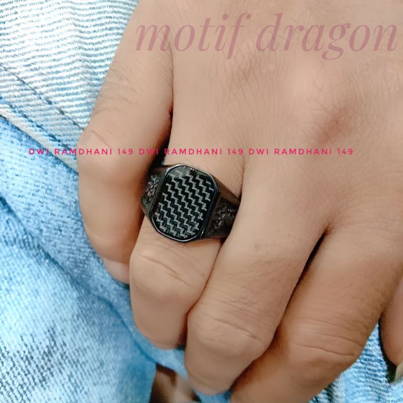 Cincin Carbon Pria Titanium Motif Naga