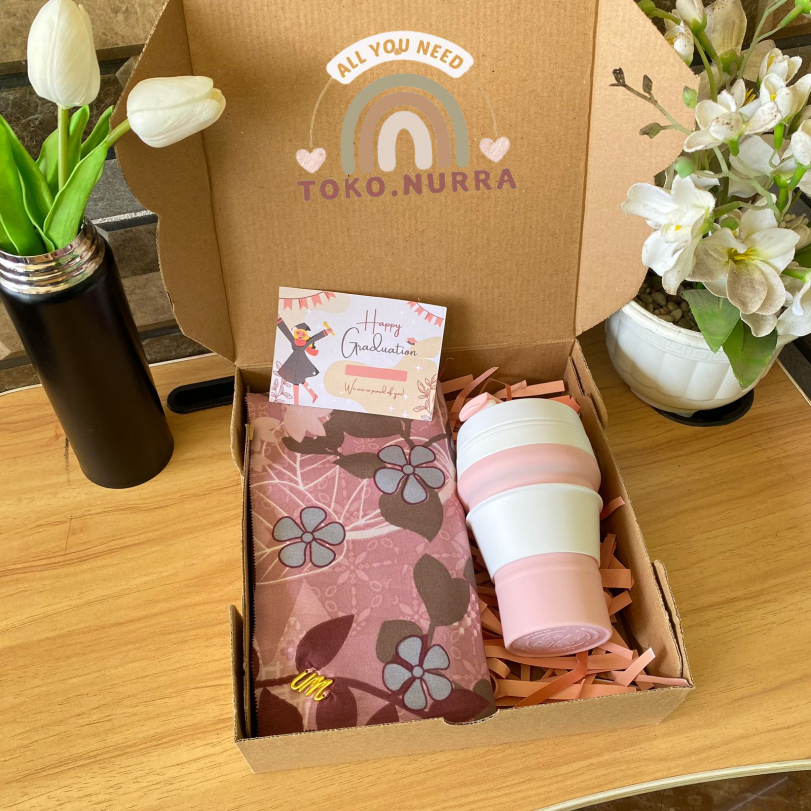 

Hampers Hijab dan Coffe Cup - Gelas Lipat Gantung - Gift Box - Kado Wisuda Teman - Ibu - Guru - Lebaran - Segi Empat Motif Umama