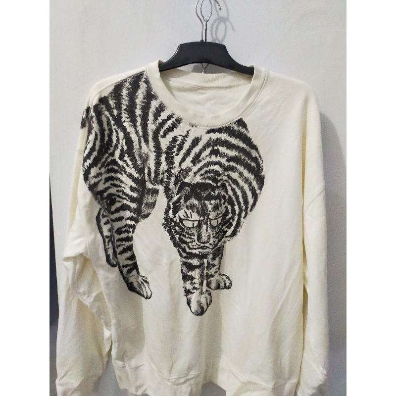 crewneck putih kucing