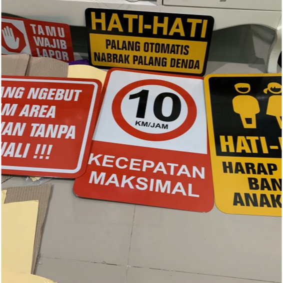 

RAMBU TAMU WAJIB LAPOR 30CM X 15CM AKRILIK