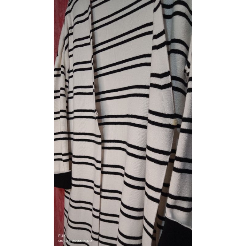 Long Cardi / Cardigan Panjang Motif Salur Putih Hitam Merk GU