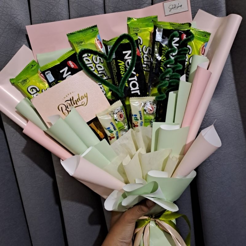 

Bucket snack custom, bouquet snack sari gandum nextar, buket ultah untuk pacar, engagement, lamaran, wisuda sempro