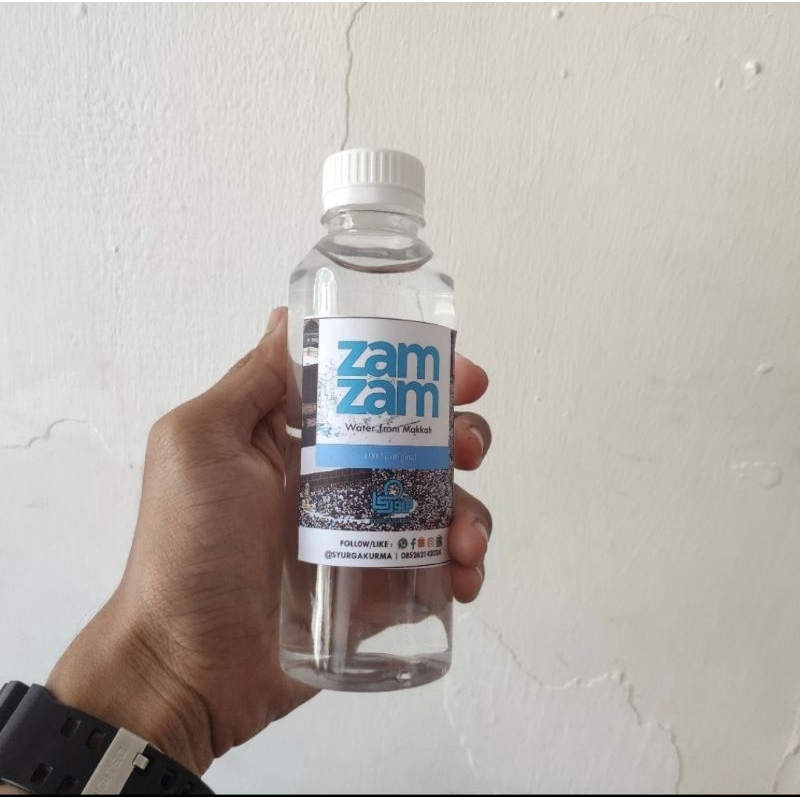 

Air zam zam 250 Ml Asli Original by syurgakurma : Pusat souvenir Oleh Oleh haji Umroh di Medan