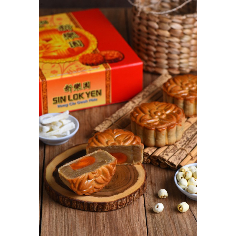 

Mooncake kue bulan SIN LOK YEN rasa teratai/lotus isi 2