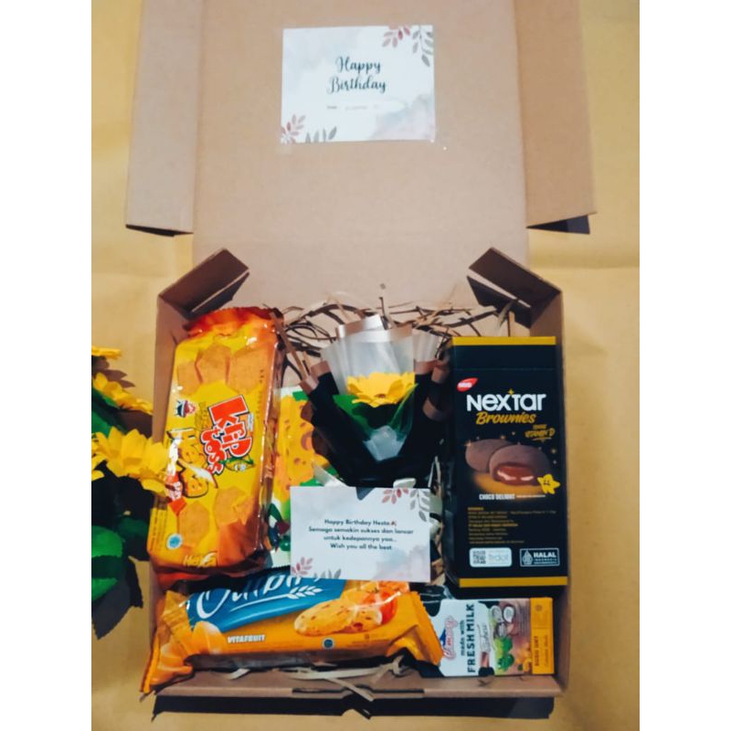

Hampers Box isi Snack + mini buket bunga
