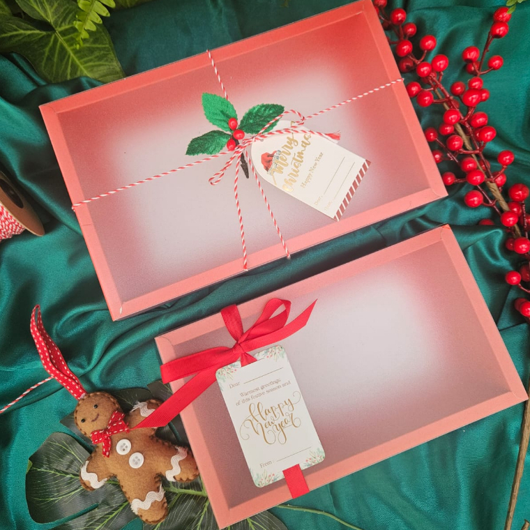 

UK. 15X17X7 CM BOX KUE MERAH MIKA BURAM COCOK UNTUK NATAL IMLEK