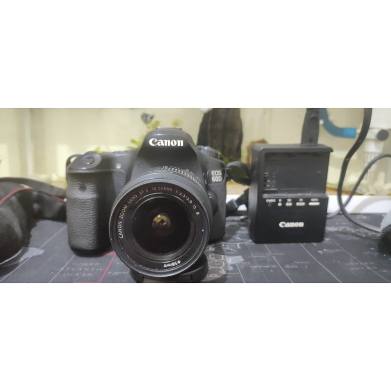 Preloved camera bekas / kamera SLR / DSLR Canon EOS 60D lensa kit 18-55mm, fungsi normal semua
