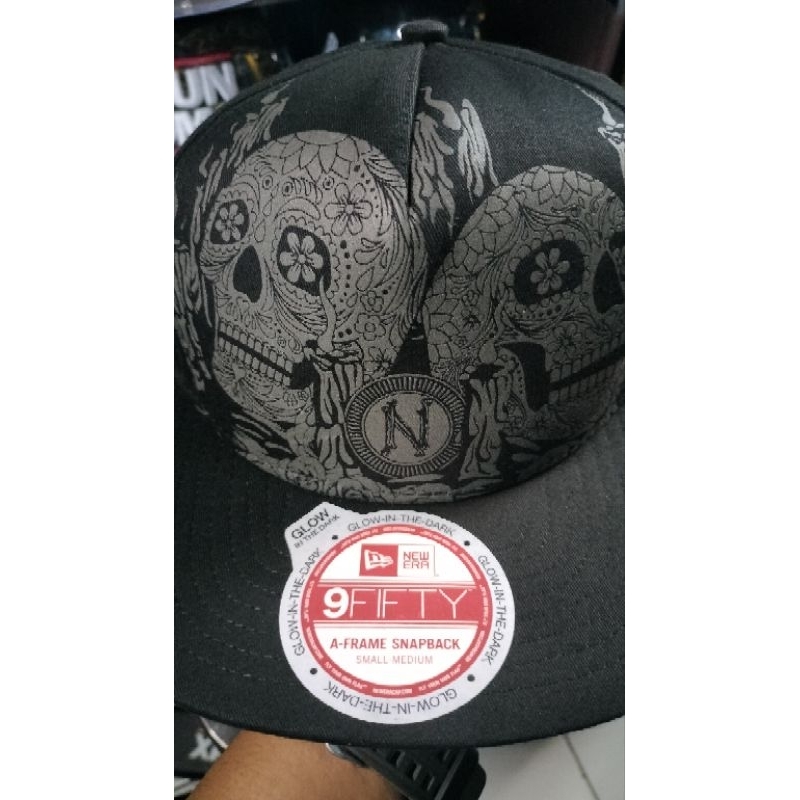 TOPI SNAPBACK NEW ERA MUERTE GLOW IN THE DARK