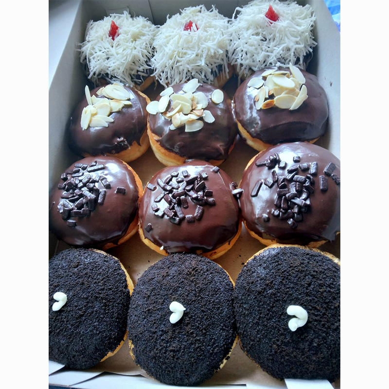 

Donat topping oreo coklat keju premium 1 box isi 12 pcs