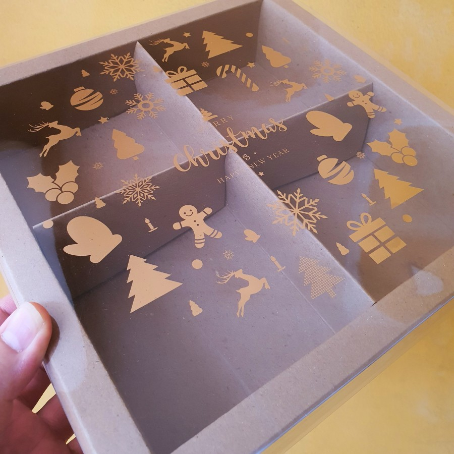 

dus hadiah hampers natal box kotak kemasan frit pie sekat 4 edisi merry christmas ukuran 19 x 19 x 5 cm