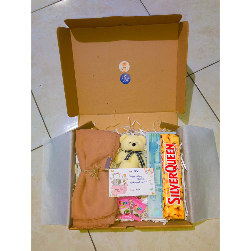 

Gift Box (Hijab+Silverqueen+Boneka Ganci+Sendok set)
