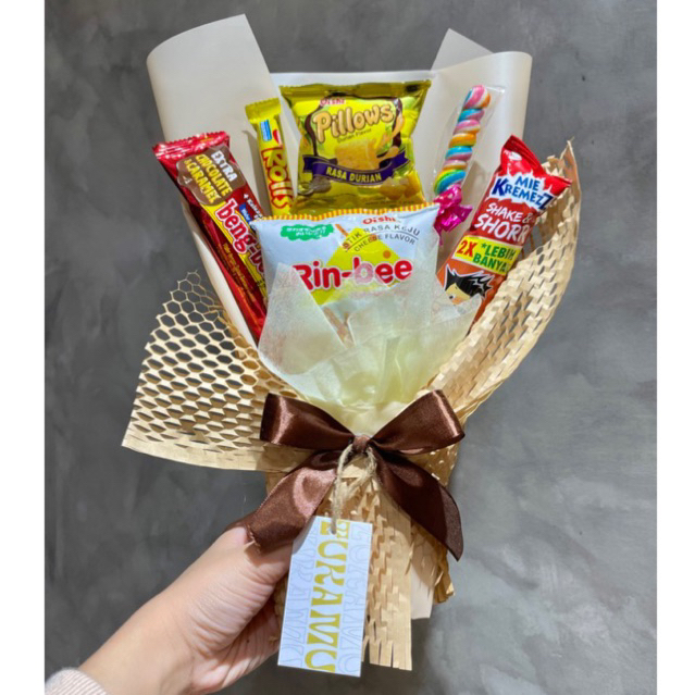 

Medium Snack Bouquet - BUCKET SNACK MURAH / BUKET SNACK/ BADIAH WISUDA ULANG TAHUN SEMPRO SEMHAS SIDANG / BUKET/ BUCKET / BUCKET MAKANAN