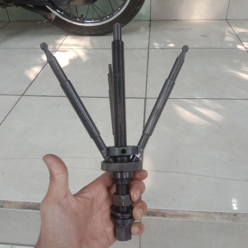 tracker trake kunci  pembuka bearing laher roda belakang vespa