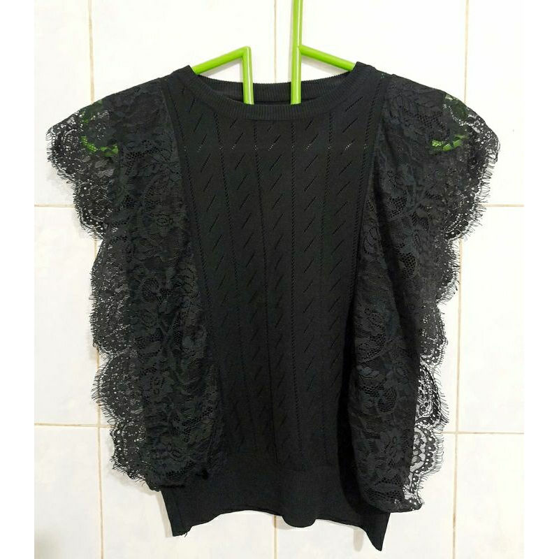 Blouse rajut hitam renda
