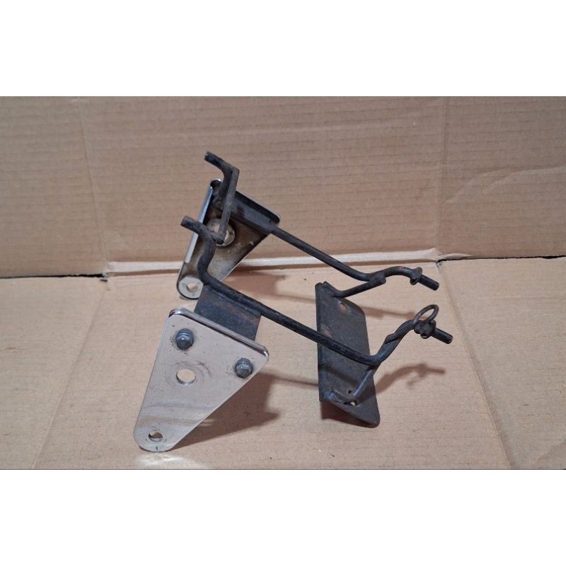dudukan breket set kupingan lampu depan honda megapro old hiu original