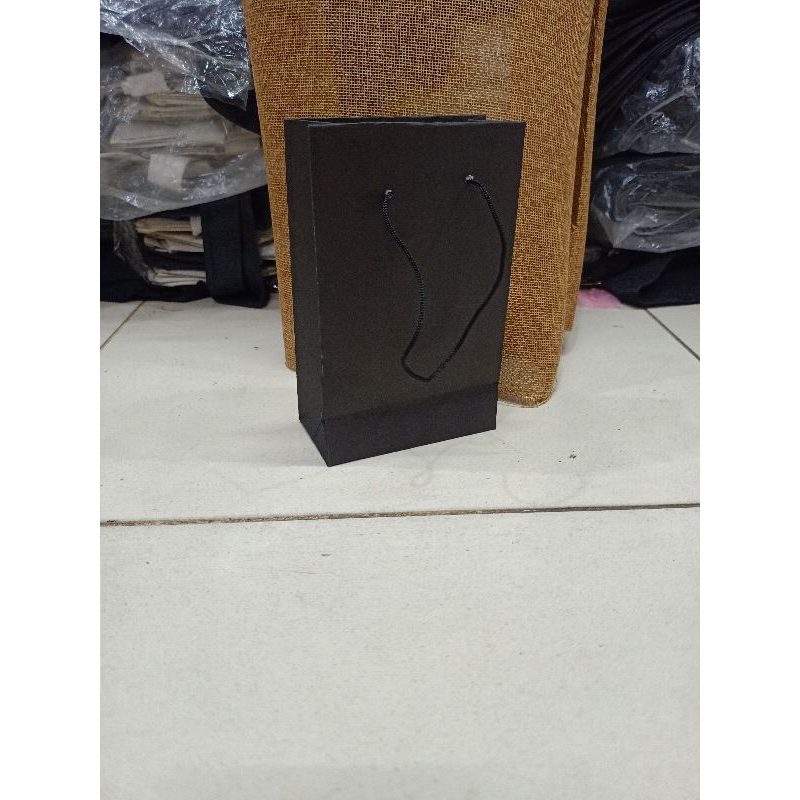 

paper bag mini warna hitam polos isi 12 pcs terlaris dan termurah