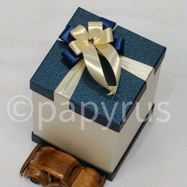 

PAPYRUS Sandwich 15x15 Tinggi 20cm Kotak Kado Gift Box Hadiah