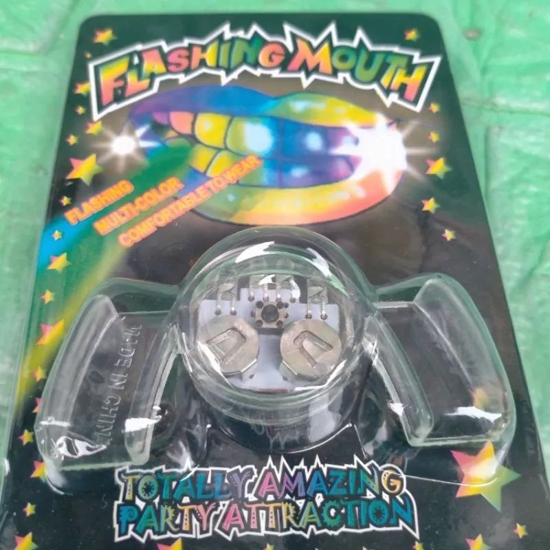 1 pcs mainan gigi menyala lampu led kedip penahan gigi halloween grosir