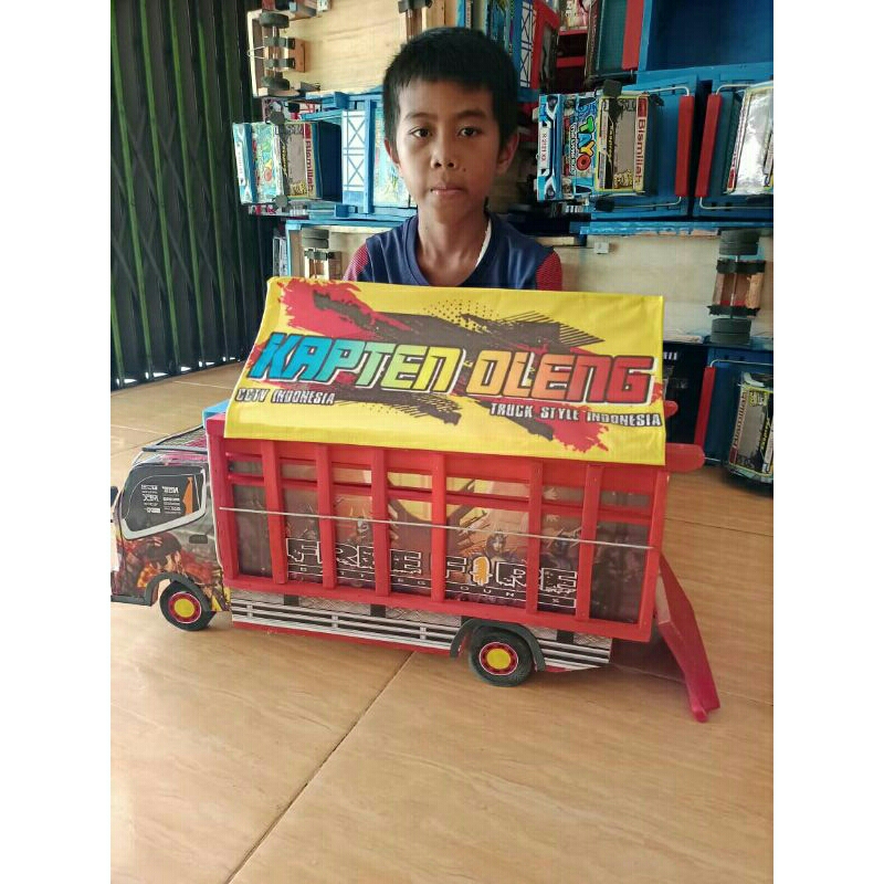 Miniatur truk oleng asli dari kayu berukuran besar dengan panjang 55cm dan dilengkapi lampu dan terp