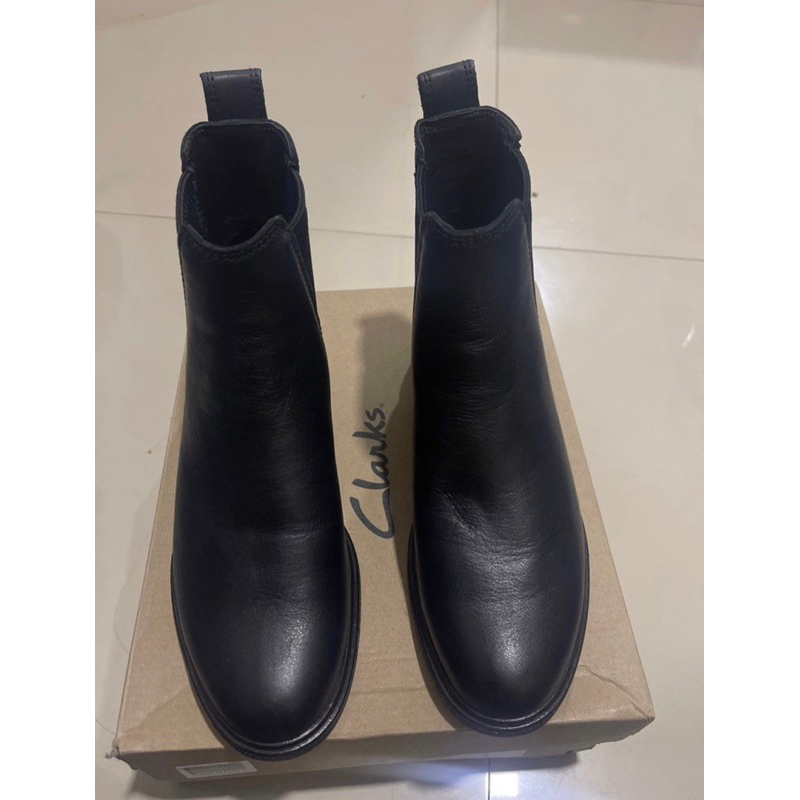 boots hitam clarks