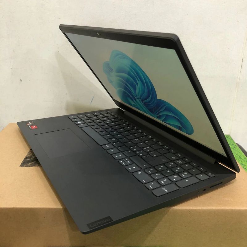 Lenovo v15 Ram 12 SSD 512 AMD RYZEN 5 5500 windows 11