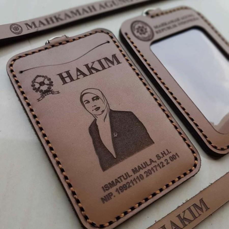 

Id Card Holder Kulit, Nametag kulit asli Sapi, Lanyard Kulit Bisa Custom Logo dan Nama, Name Tag Termurah