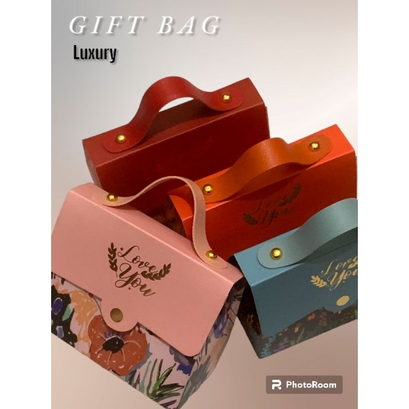 

LUXURY GIFT BOX WITH LEATHER HANDLE