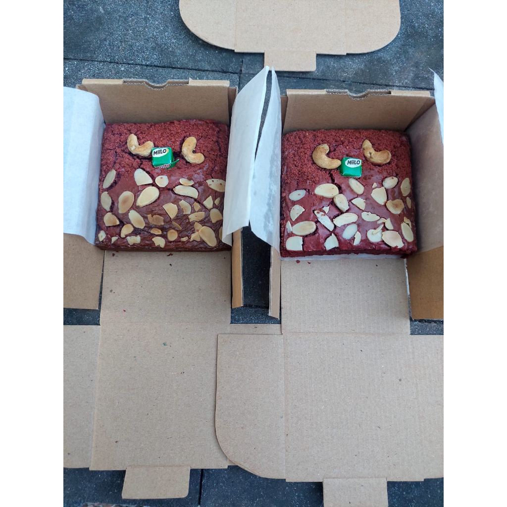 

Fudgy Brownies Red velvet shiny crush, Brownies panggang rasa Red vedved ukuran 10x10 , by mamalen kwalitas rasa premium