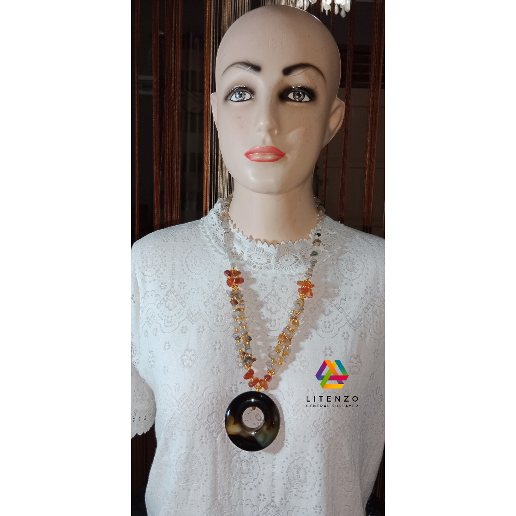 Kalung dan liontin dari batu mulia atau batu akik asli Kalimantan