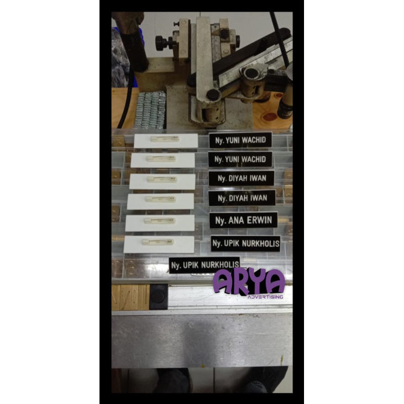 

papan nama dada /name tag grafir hitam lis putih ukuran 2x8 cm - PENITI