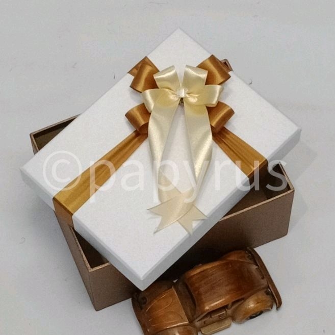 

PAPYRUS Kombinasi 15x20 Tinggi 10cm Kotak Kado Gift Box Hadiah V2